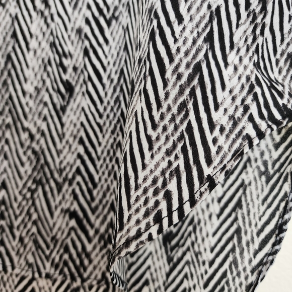 ✨2 for $5✨ Olive & Oak Black and White Patterned Blouse Size XS - Picture 6 of 8